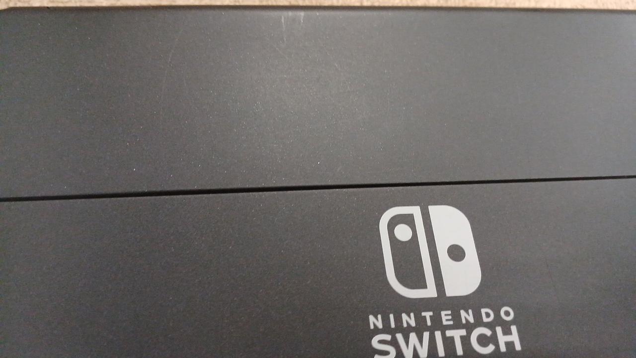 見えづらいですが、擦り傷あります