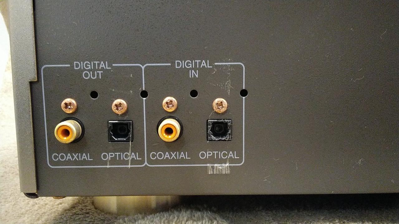 デジタル出入部テープ跡あります