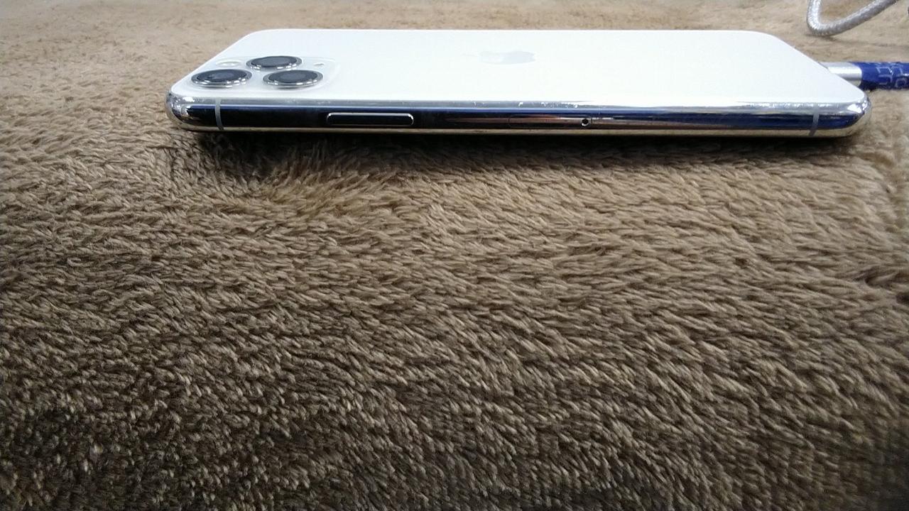 見えにくいですが横側キズ多数あります