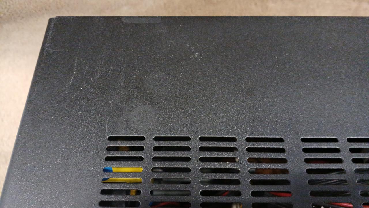 上面にラック機材の痕あり