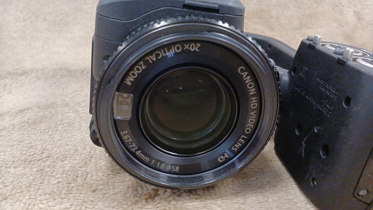 レンズは使用感少なく状態も綺麗です