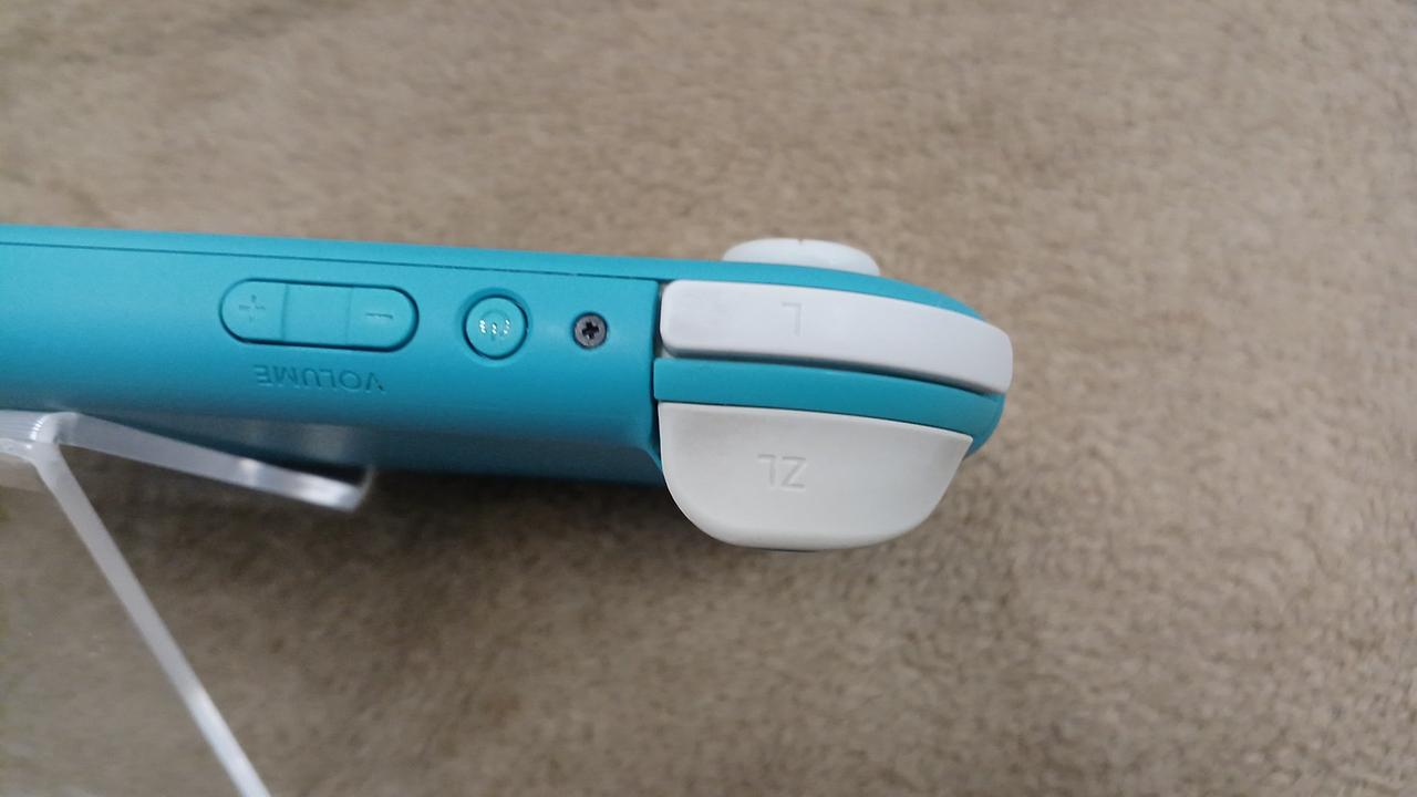 実物は写真よりもボタンの黄ばみが濃いです