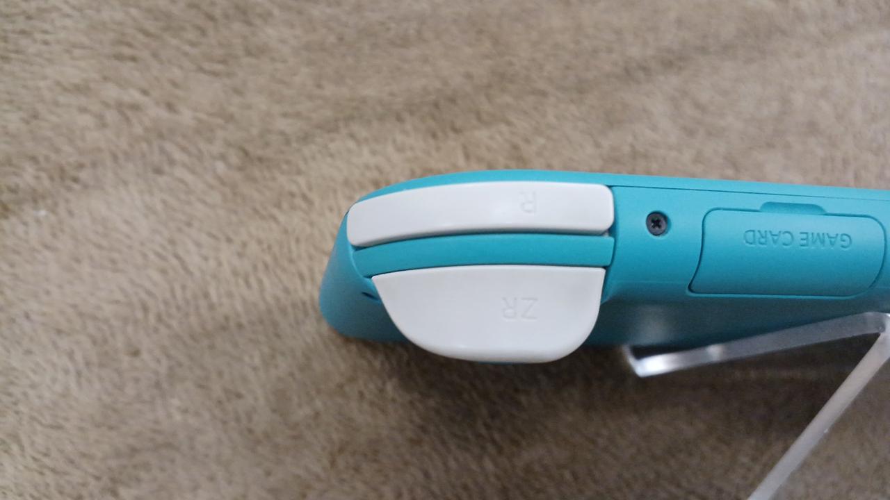 実物は写真よりもボタンの黄ばみが濃いです