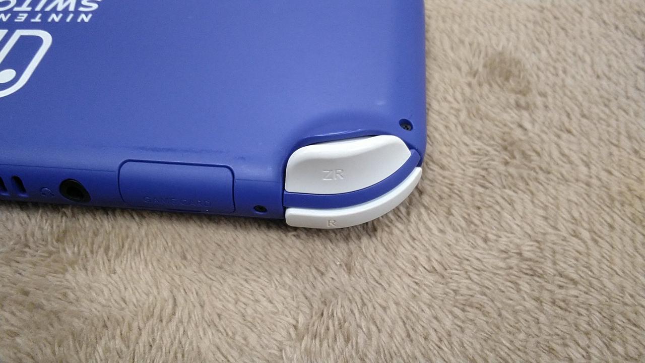 ボタンに若干の黄ばみあり