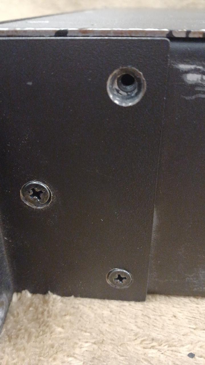 ラック用のネジ一本外れております