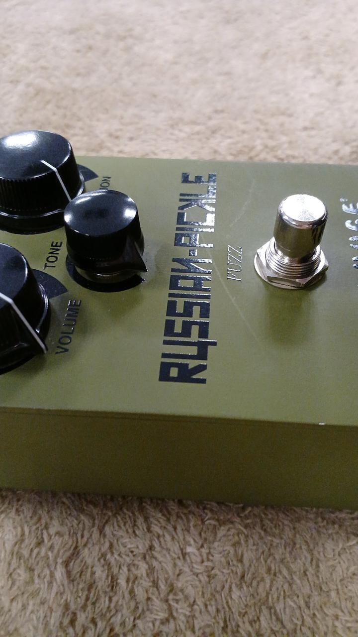 うっすらと引っ掻きキズのようなキズあり