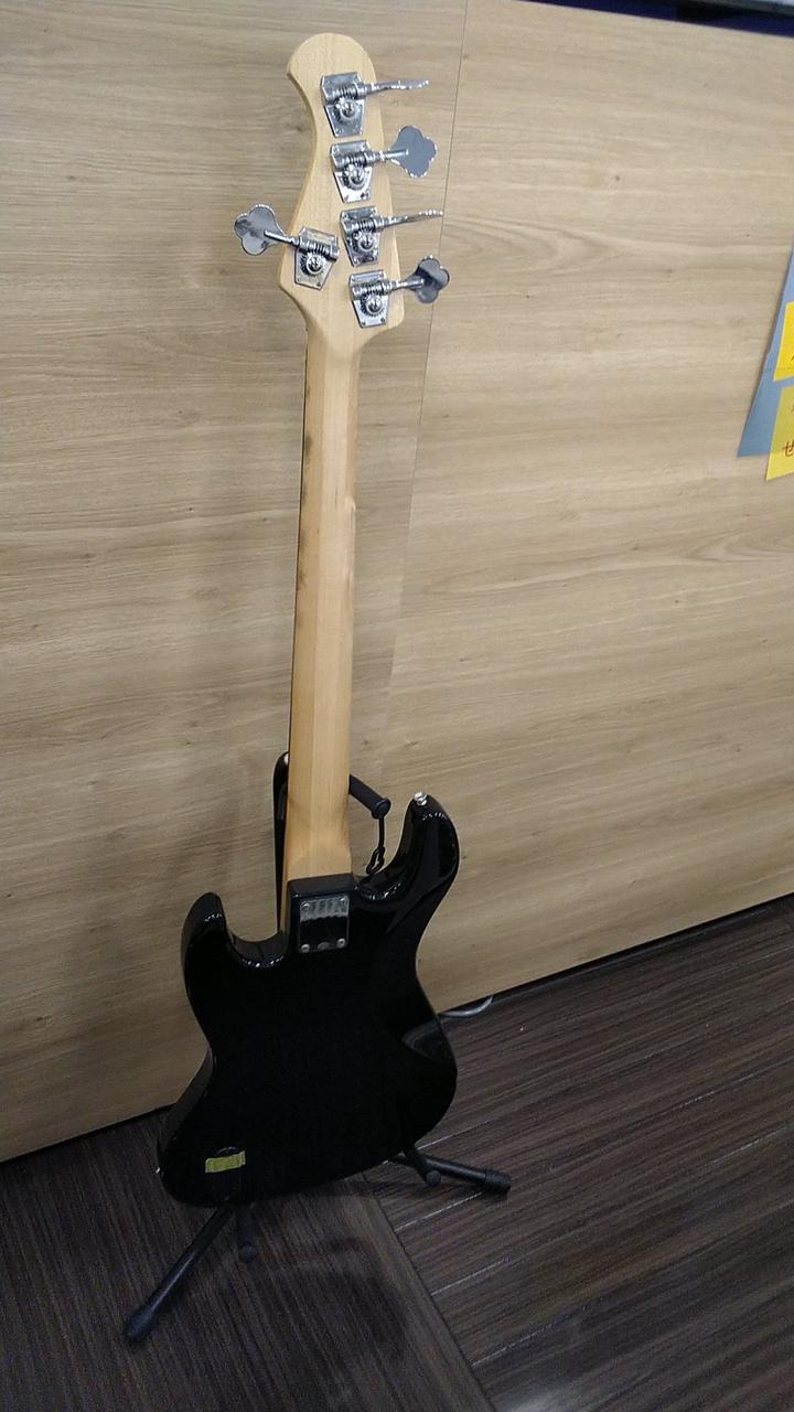 ネックにくすみ、汚れあります