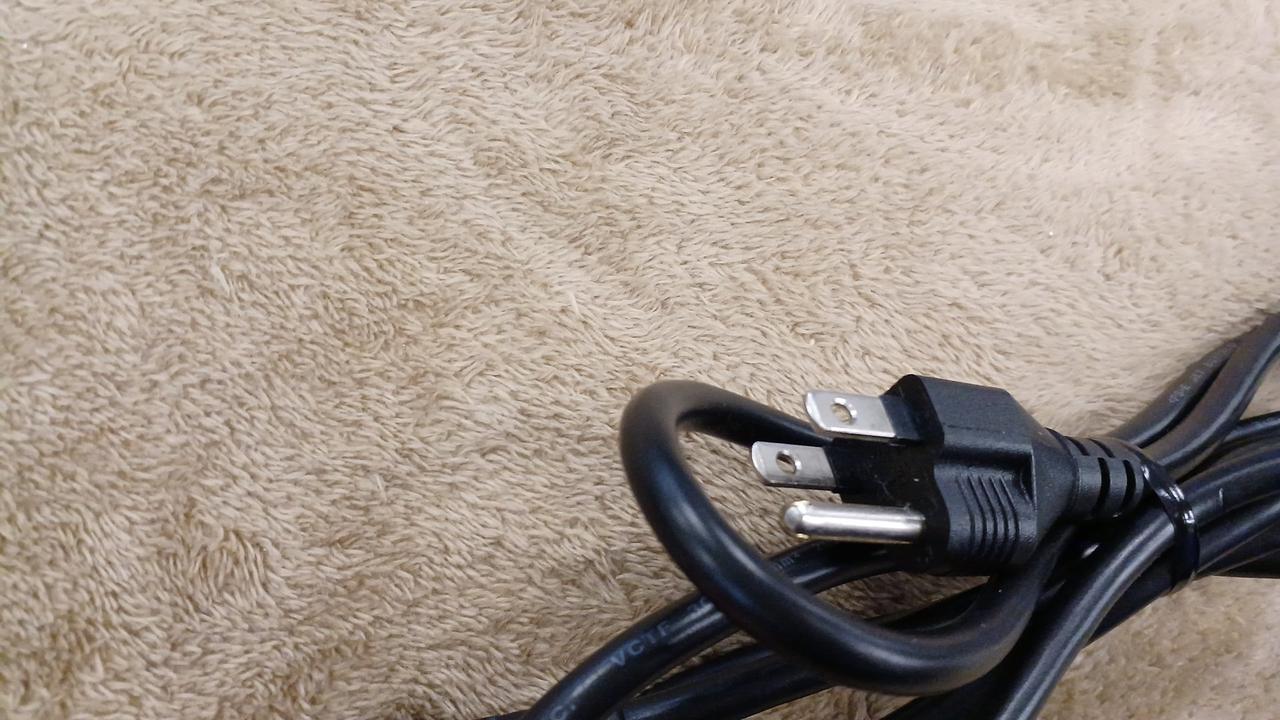 アダプターは3ピンです