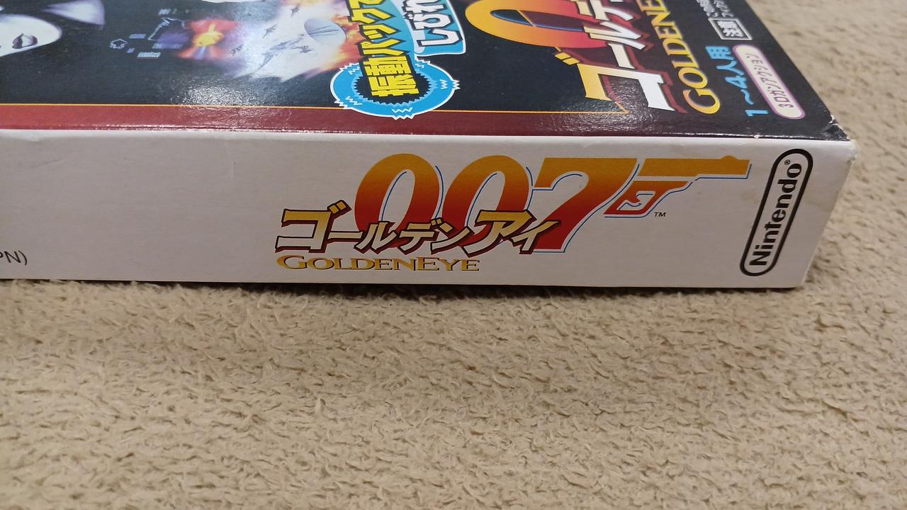 キズやシミ見られます