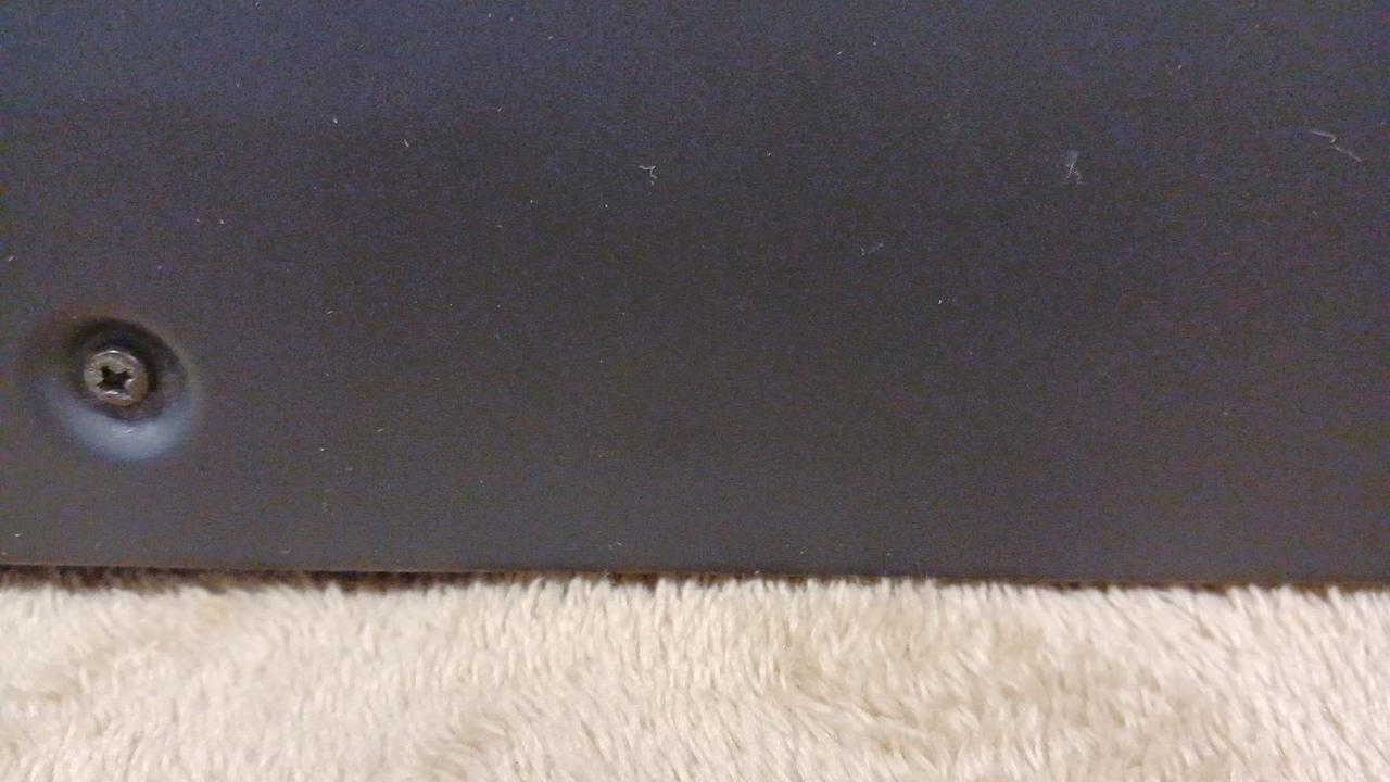 側面にキズや若干の凹み見られます