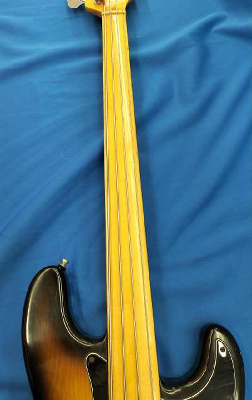 弦は左に寄っています。ブリッチを左に調整