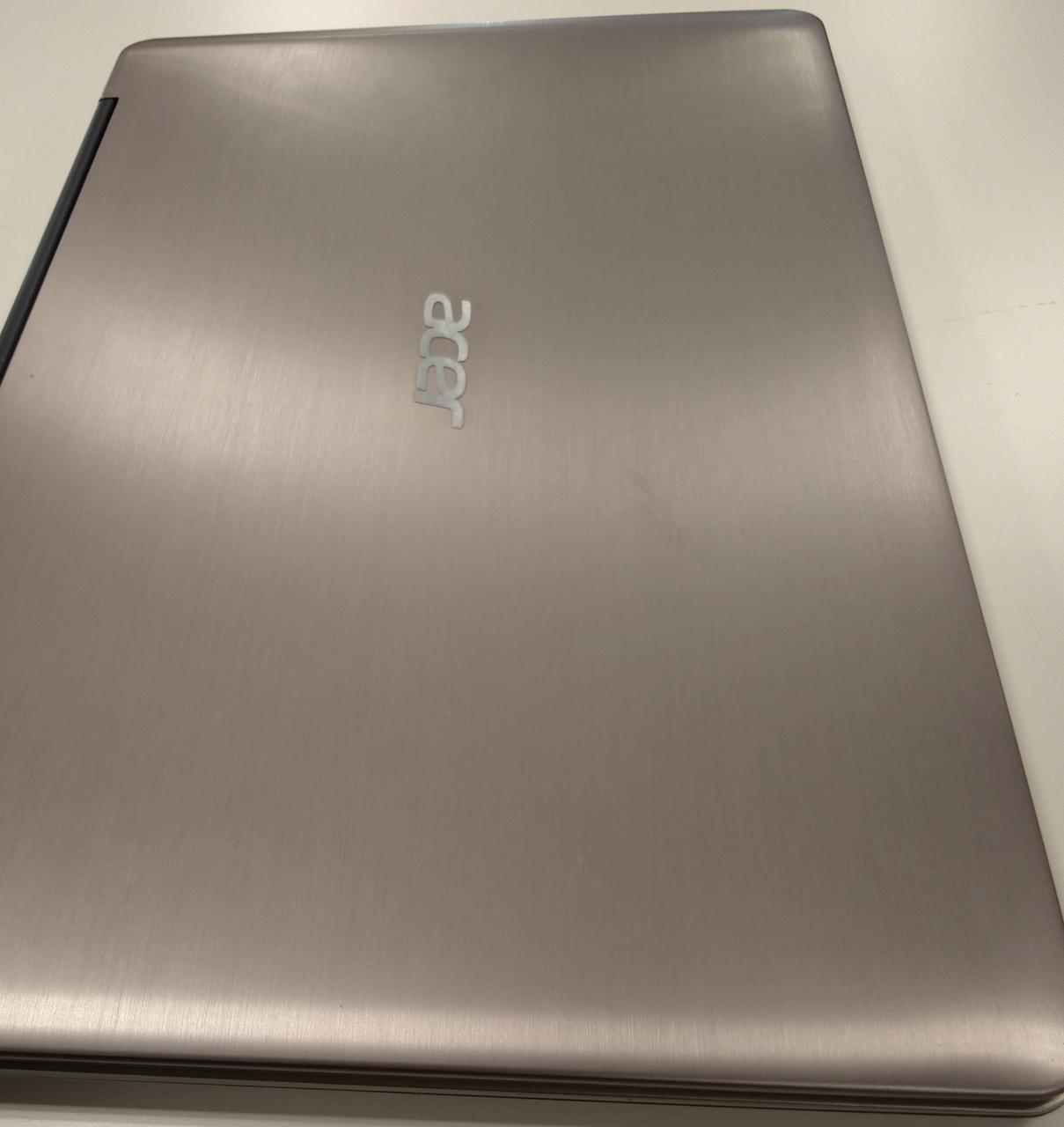 ロゴの周辺に若干の汚れがあります。