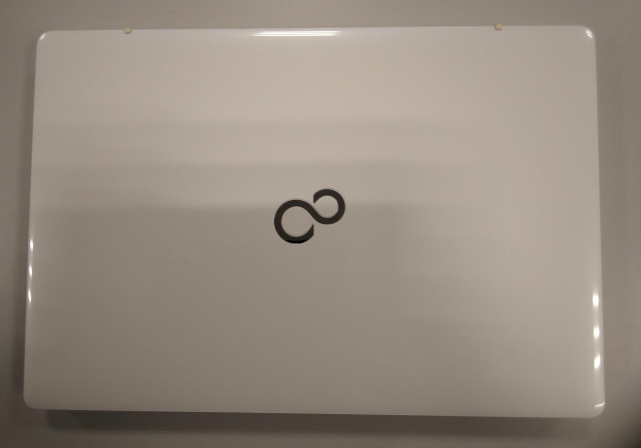 細かな擦り傷と1箇所にキズが見られます。