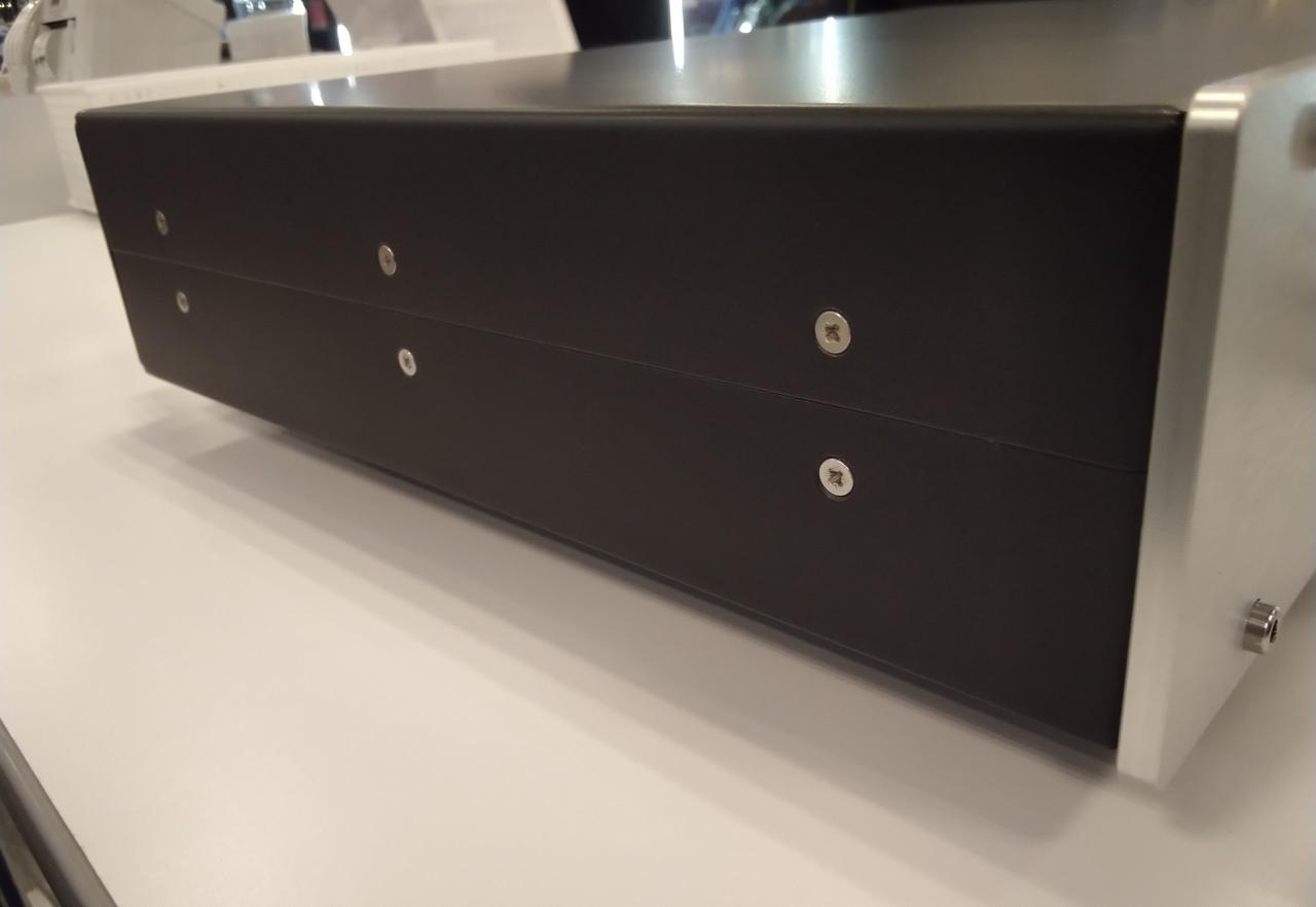 側面もキズ、汚れは見られません。