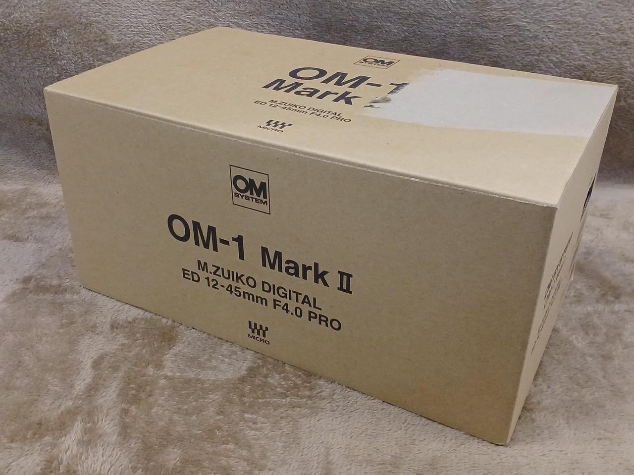 外箱の上部に表面の破れあり。