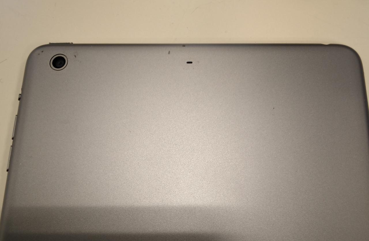 レンズ周辺にキズがあります。