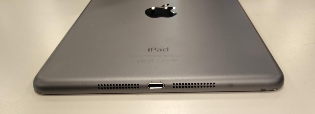 ライトニング端子