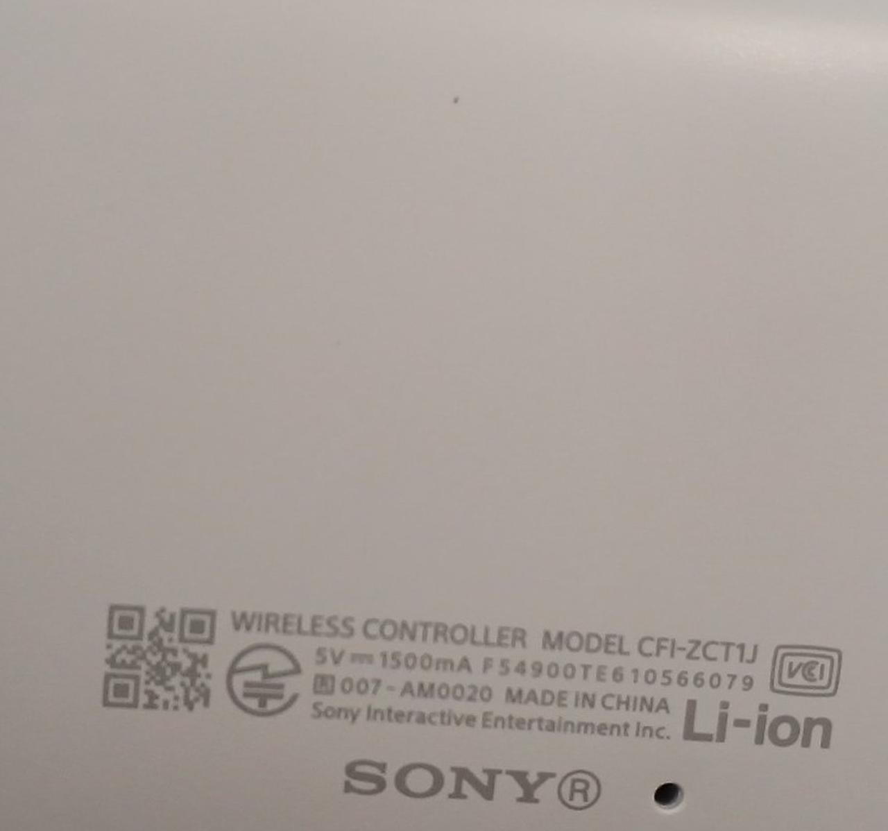 コントローラー裏面、点のようなキズあり