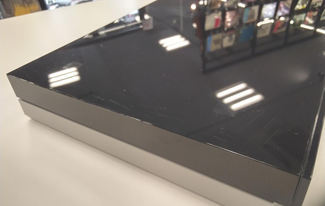 天板にコスリキズが多くあります。