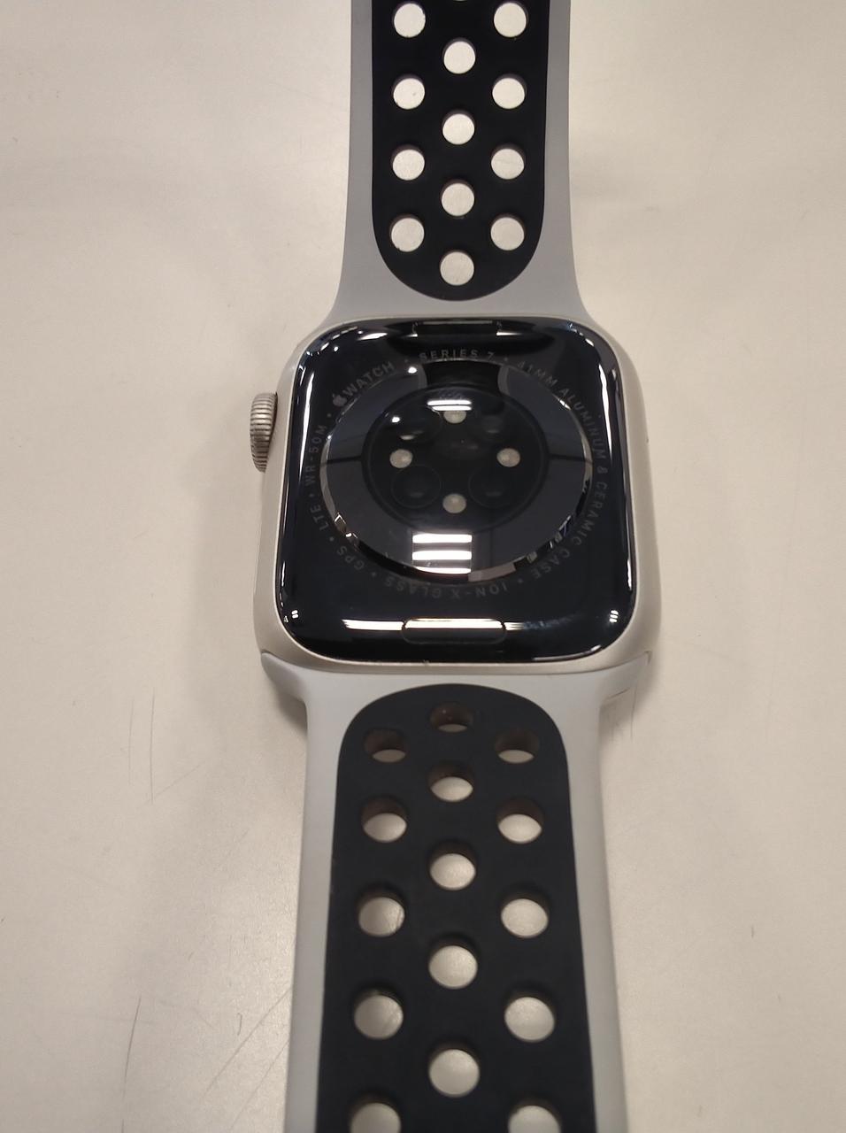 ベルトに若干の汚れがあります。