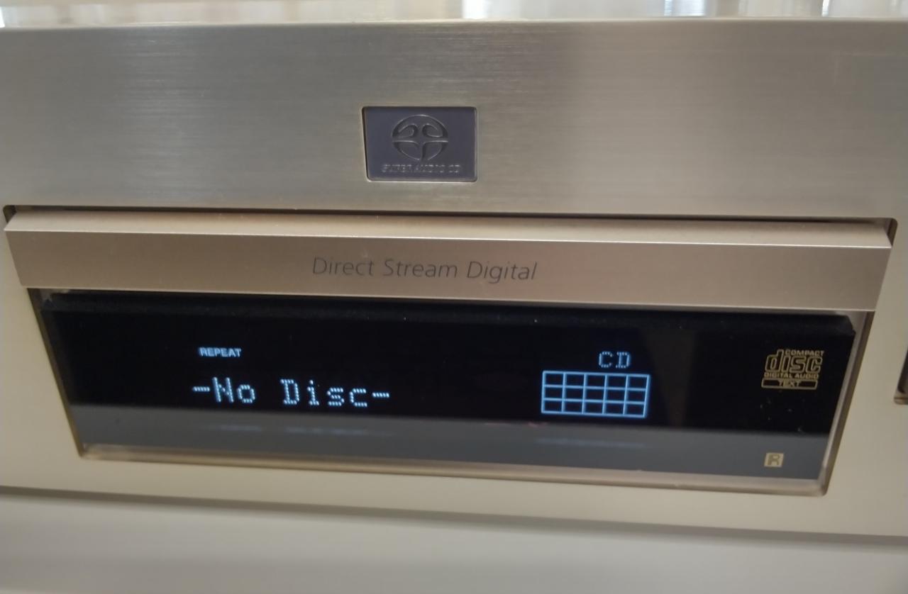 液晶画面にキズは見られません。