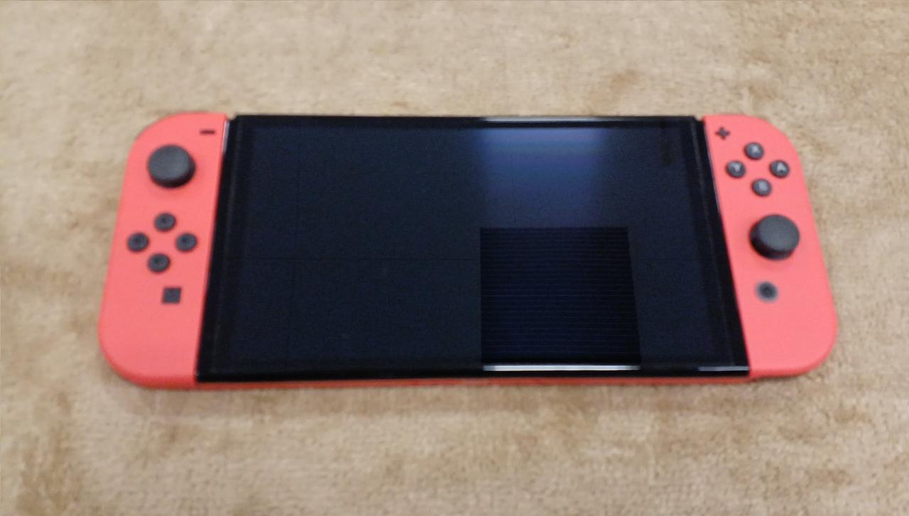 実物は濃い赤色です