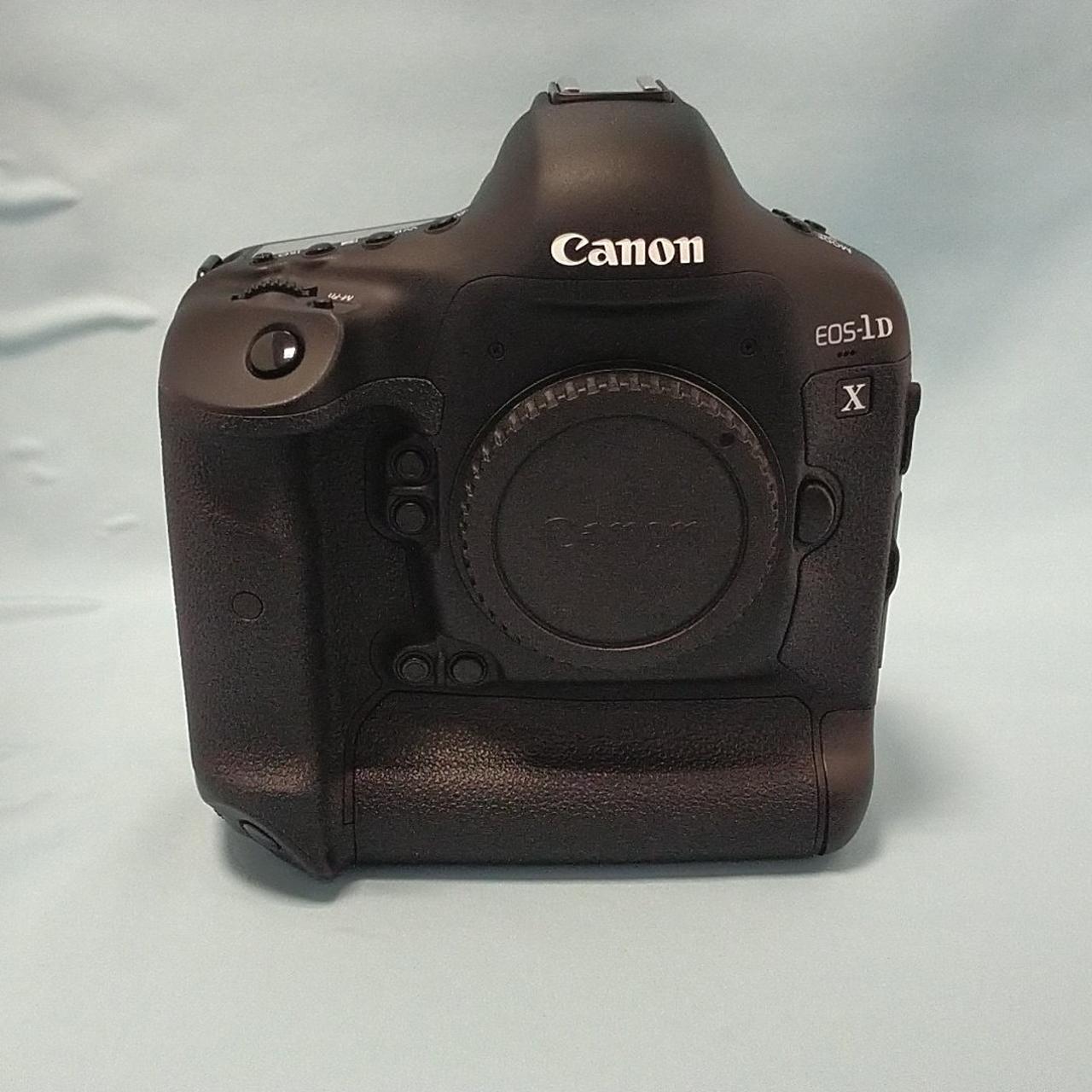 ★【動作品・美品】Canon キャノン デジタル 一眼レフカメラ CANON (キャノン) デジタル一眼レフカメラ 充電器付 EOS KISS X7
