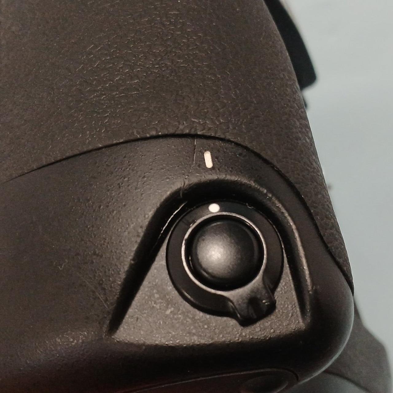 ボディ横にヒビあり