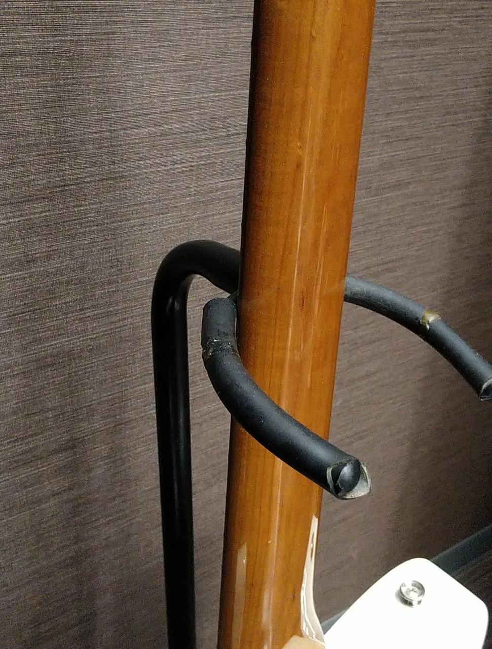 ネックは中々太めです