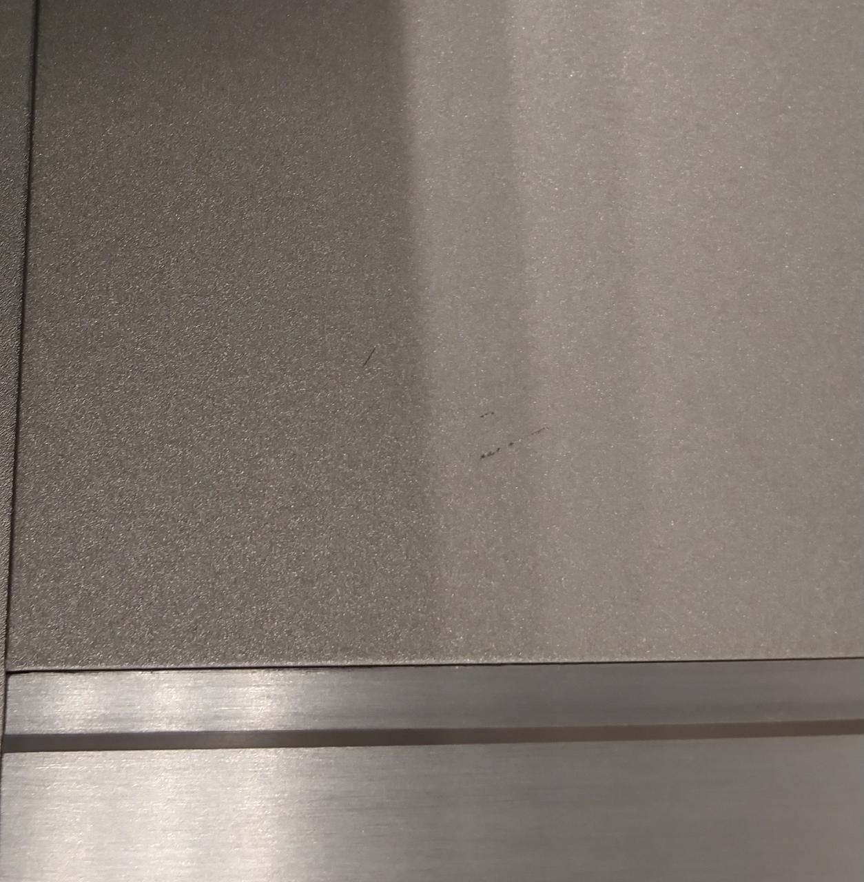 細かいキズがあります。