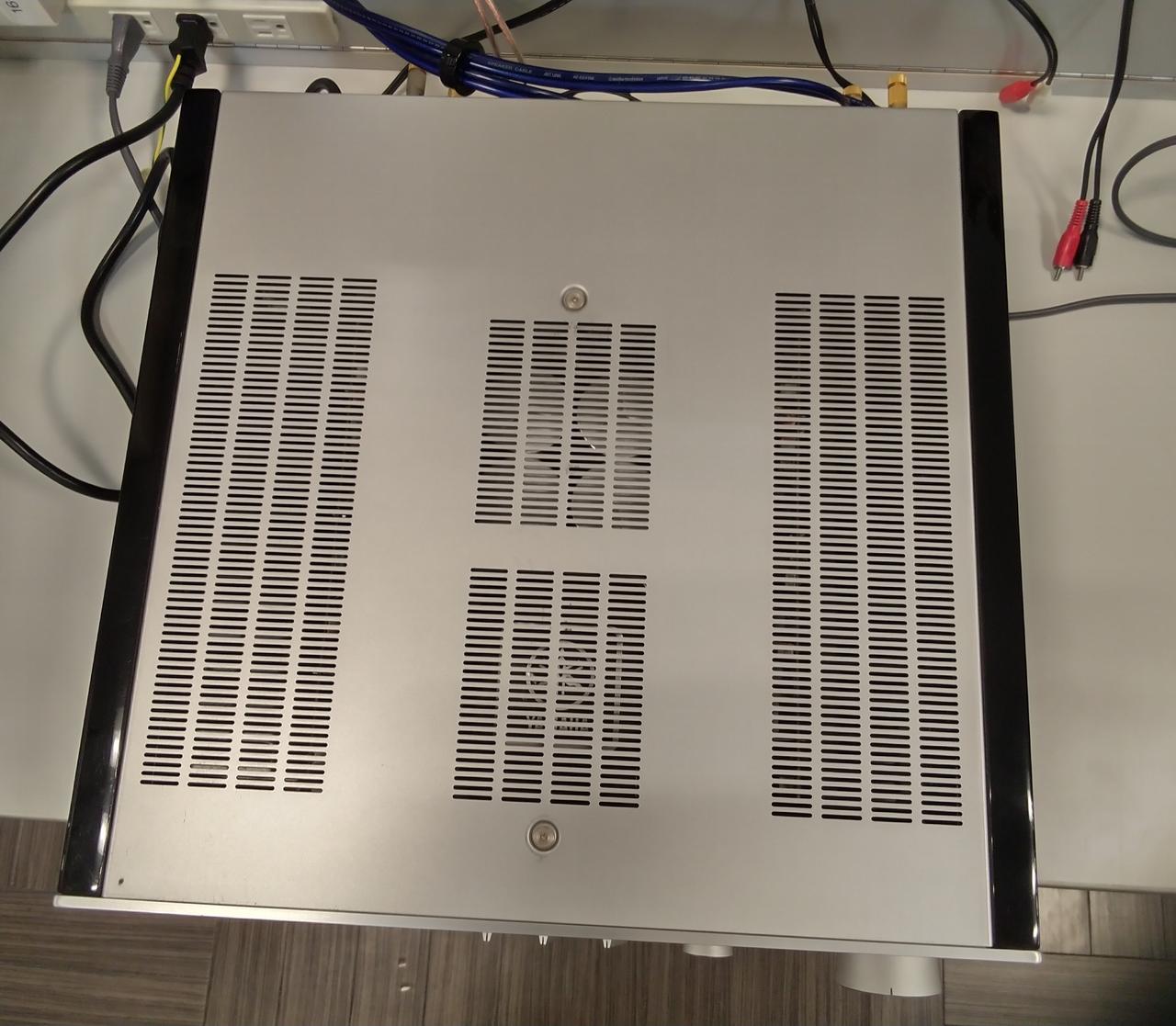 天板の前にスリキズがあります。