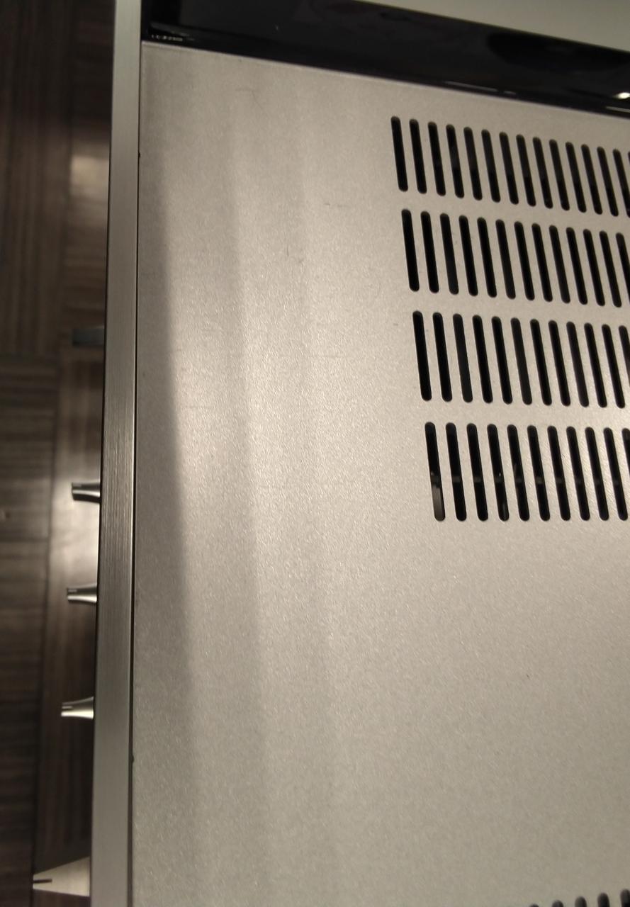 細かなスリキズがあります。