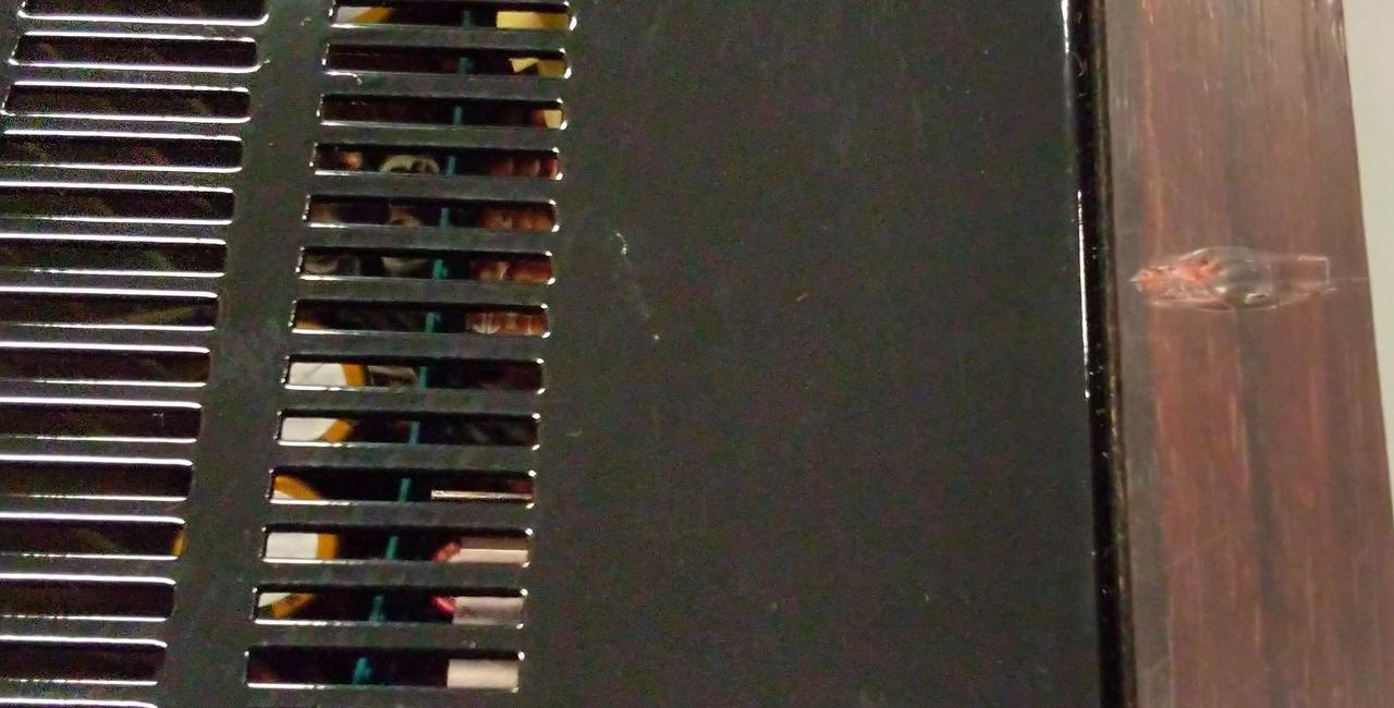 キズ、金網に凹みがあります。