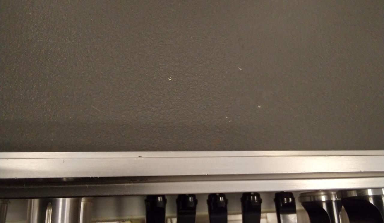 白い点のキズがあります。