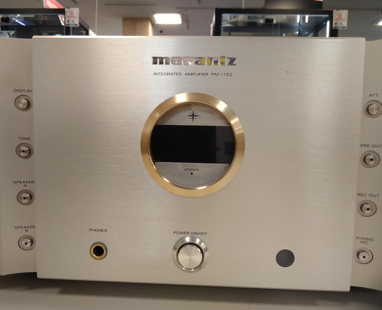 メーカー名のZの右側に小さなキズがあり