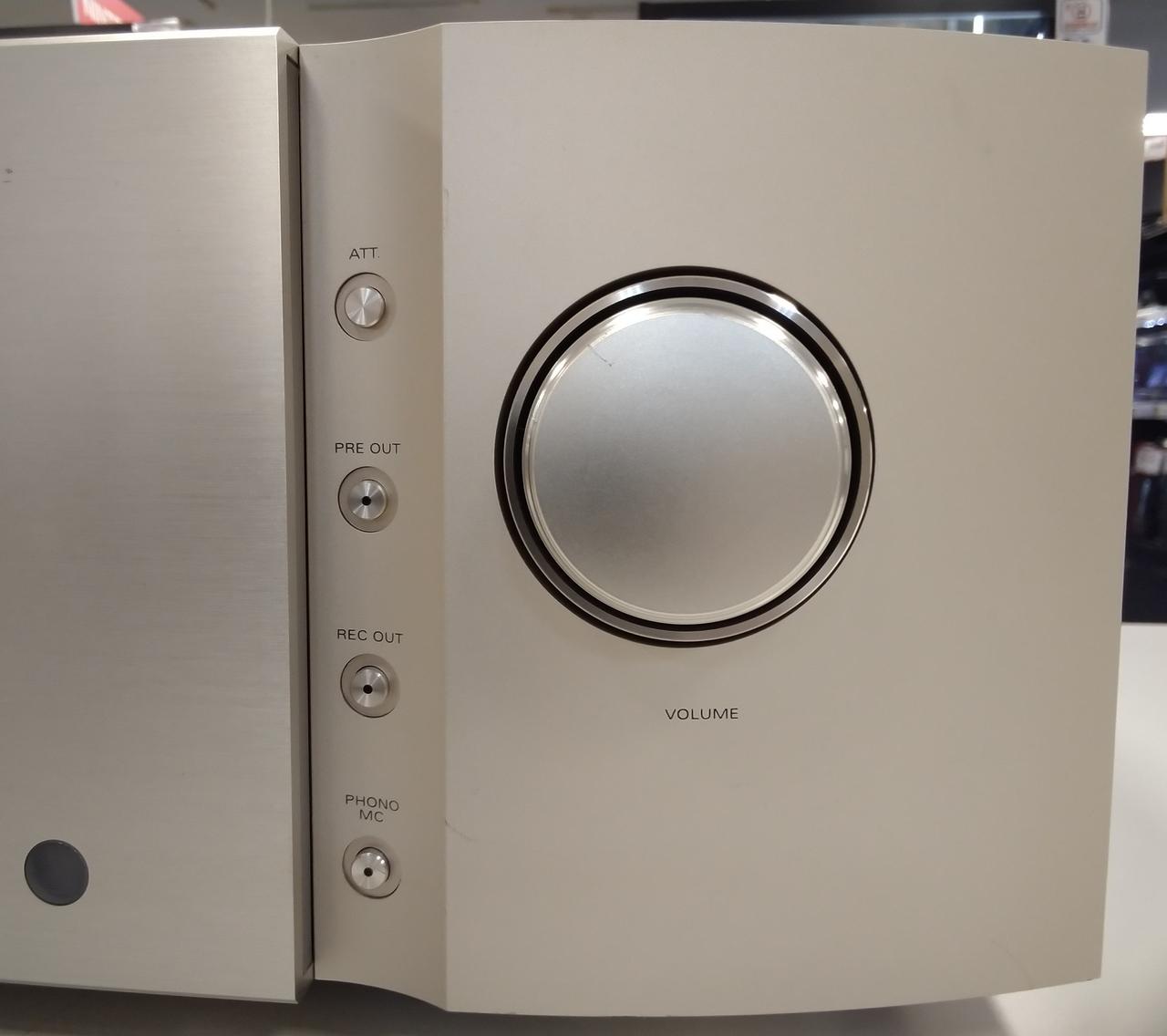 VOLUMEにキズがあります。