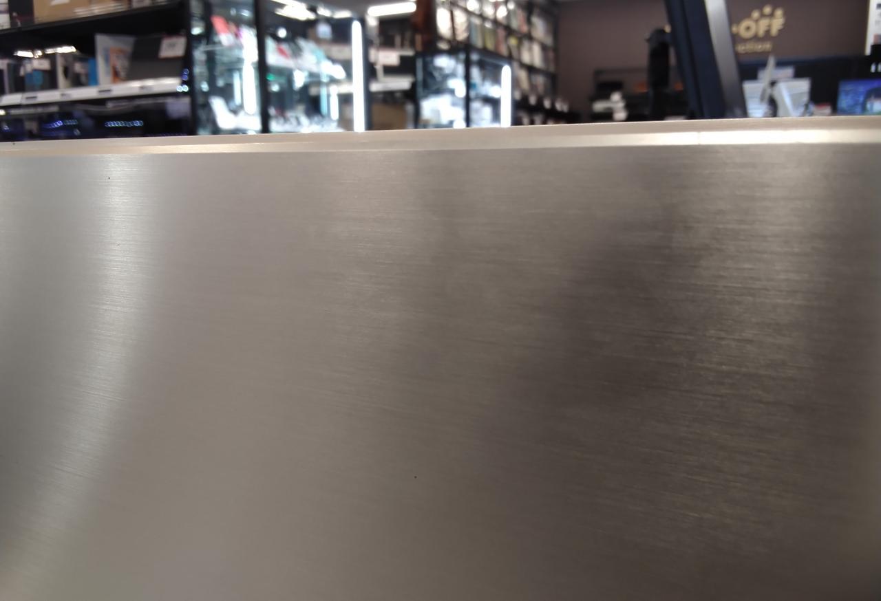 薄い変色部になります。