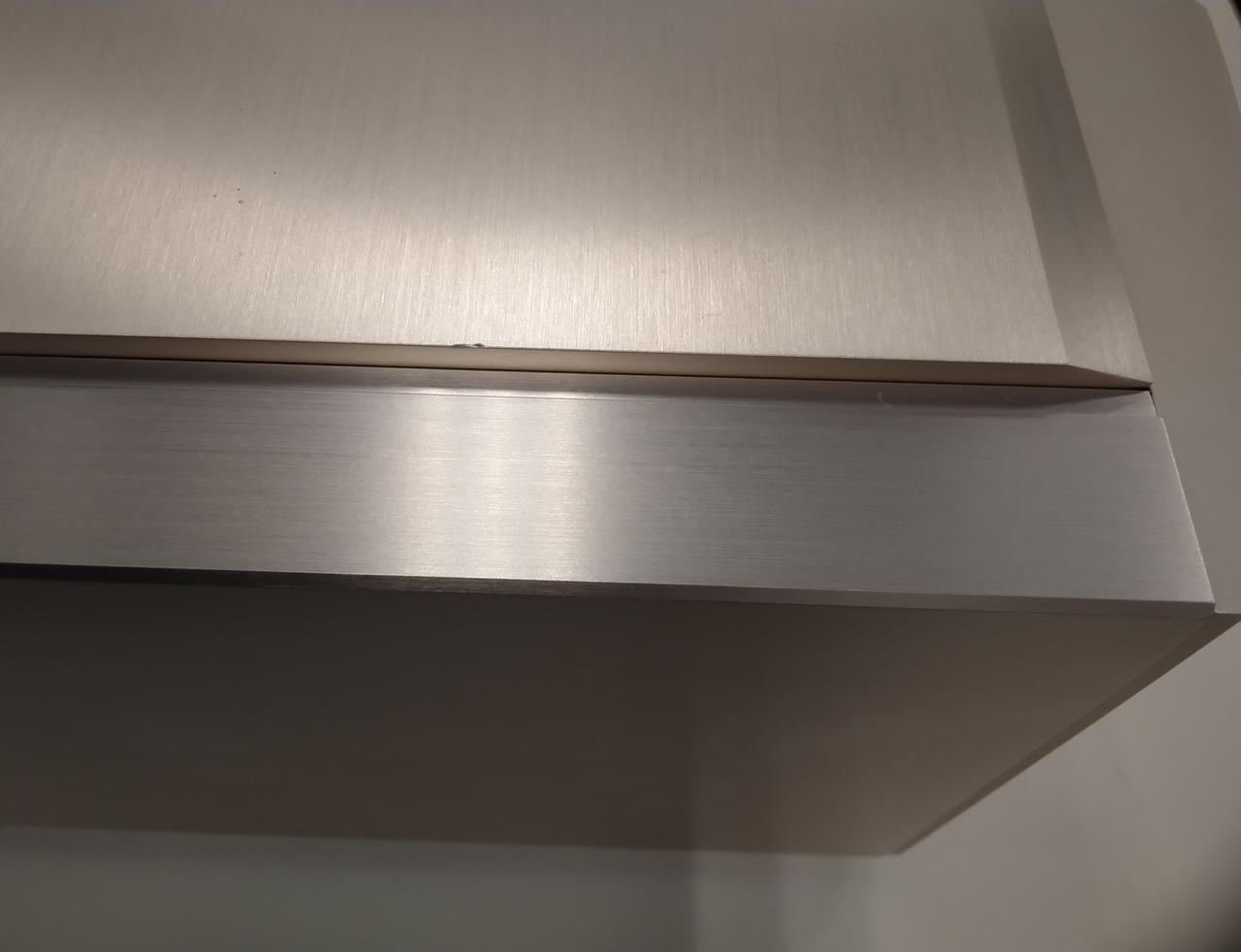 天板にキズがあります。