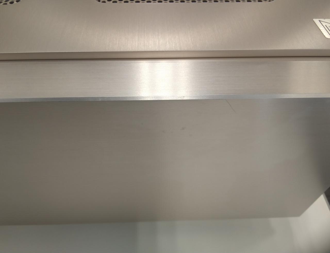 右側の側面にキズがあります。