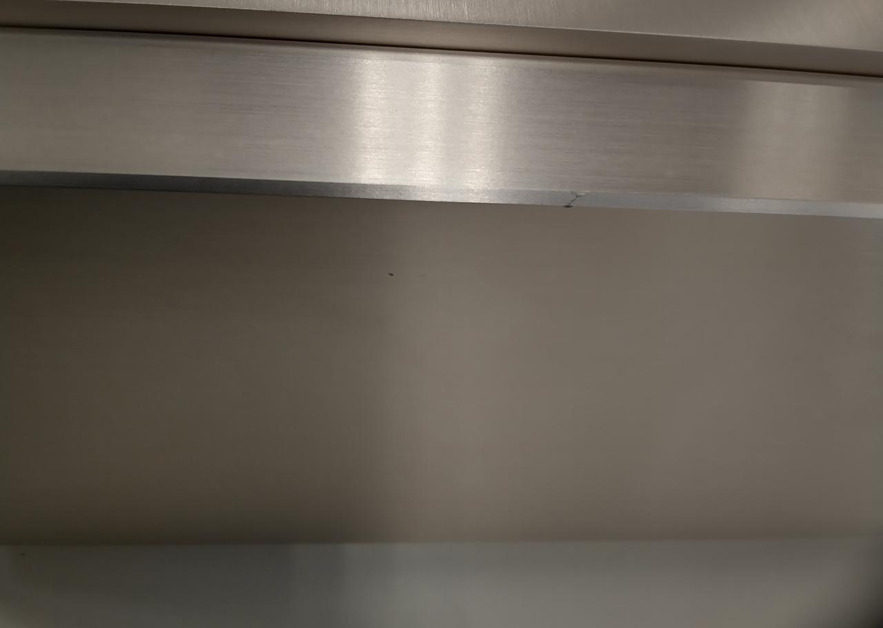 右側キズがあります。