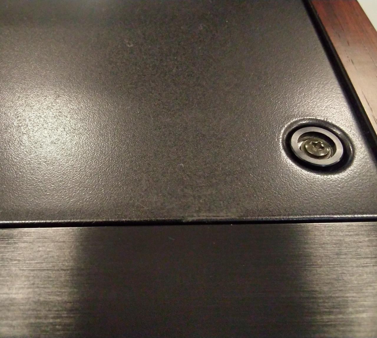 ゴム足の跡です。