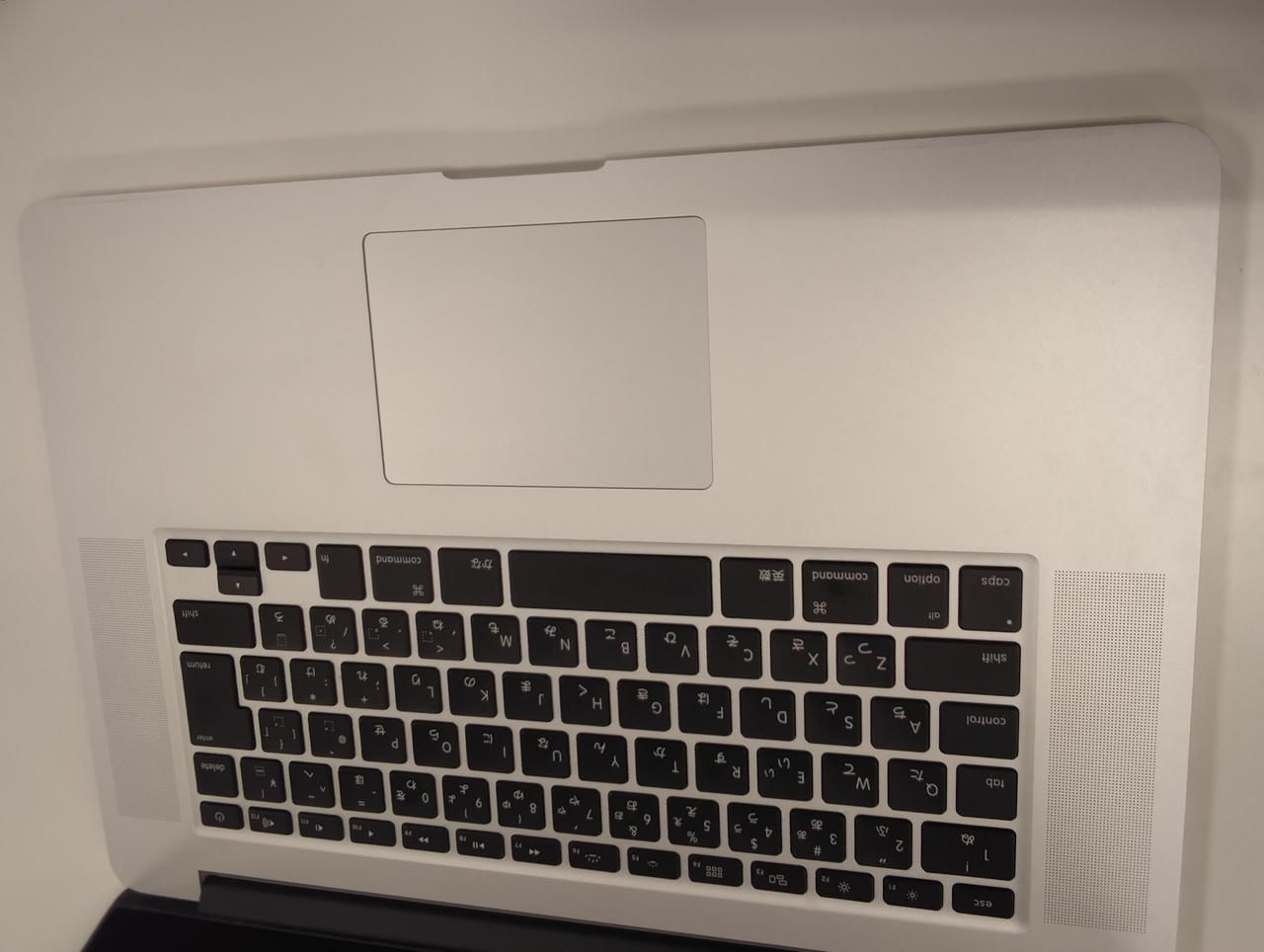 キーボード周辺に若干の汚れがあります。