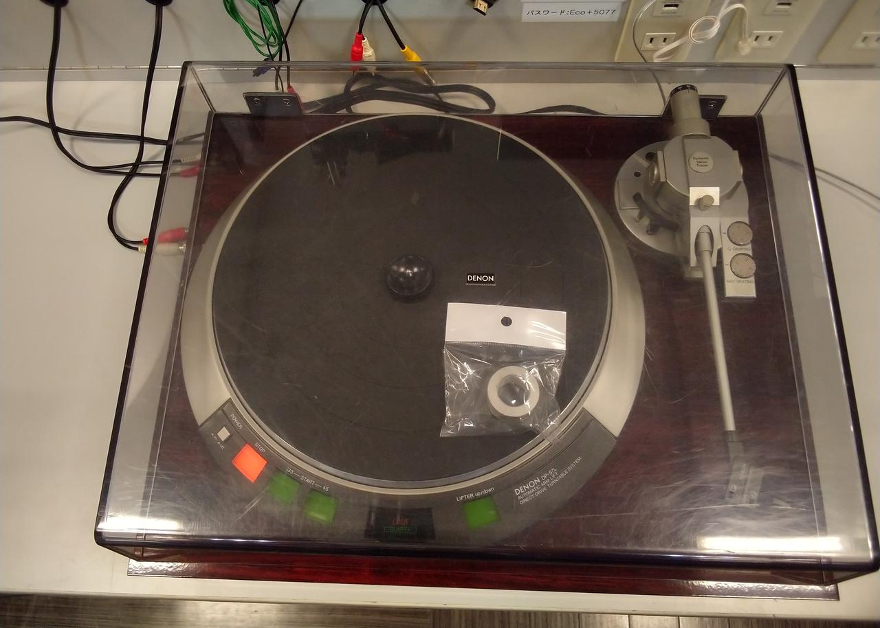 ダストカバーにキズがあります。