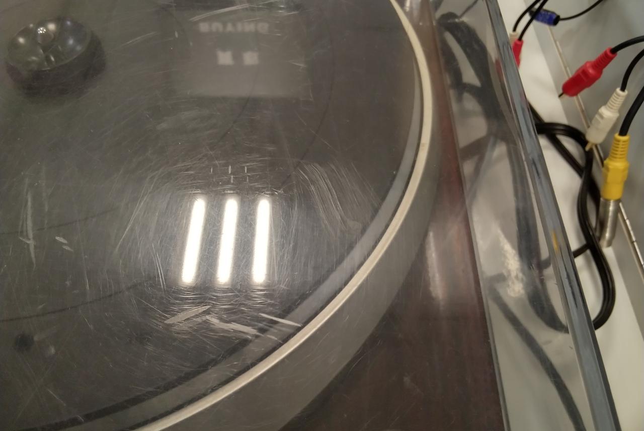 ダストカバー全面にキズがあります。