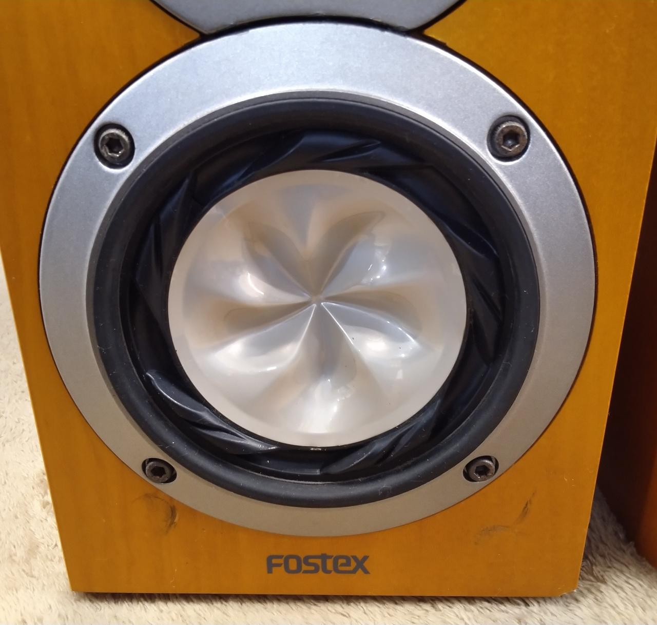 ユニットの下に磁石での汚れがあります。