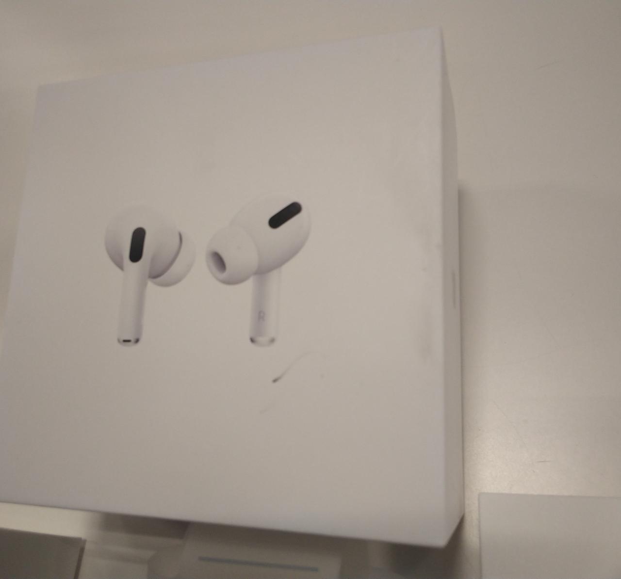 箱に汚れがあります。