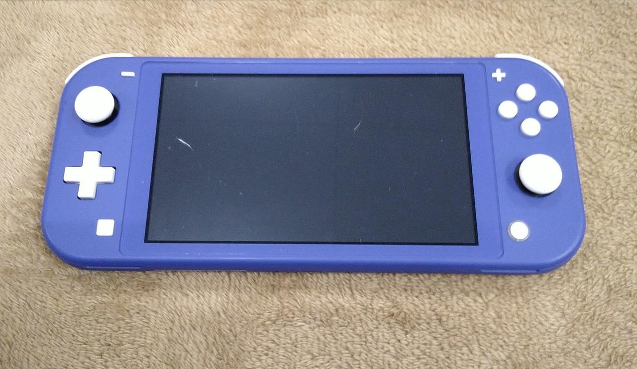 画面に深めのキズがあります