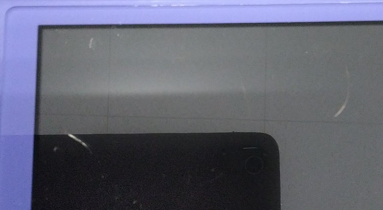 液晶に深めのキズあり