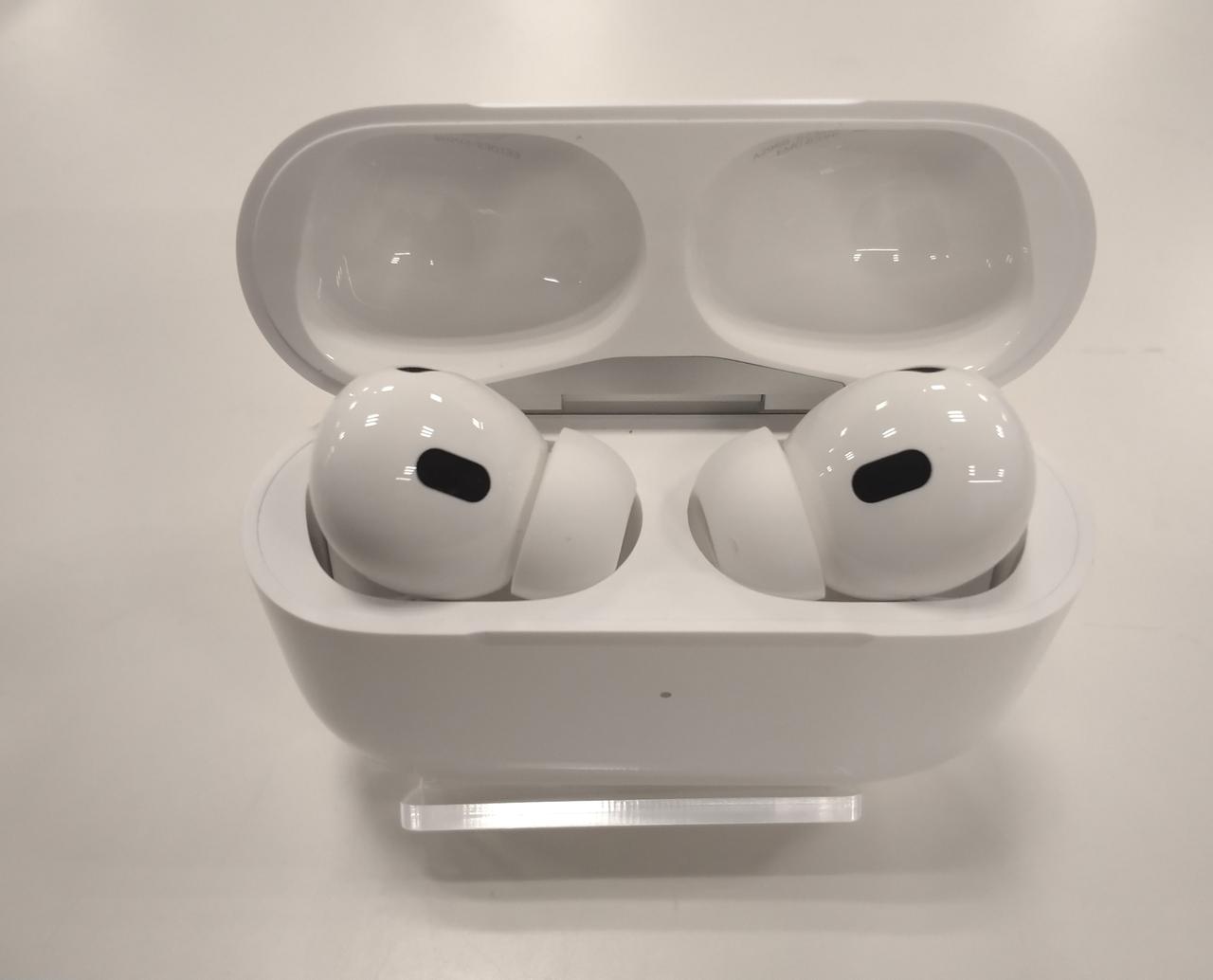 ケースのヒンジの箇所に汚れがあります。