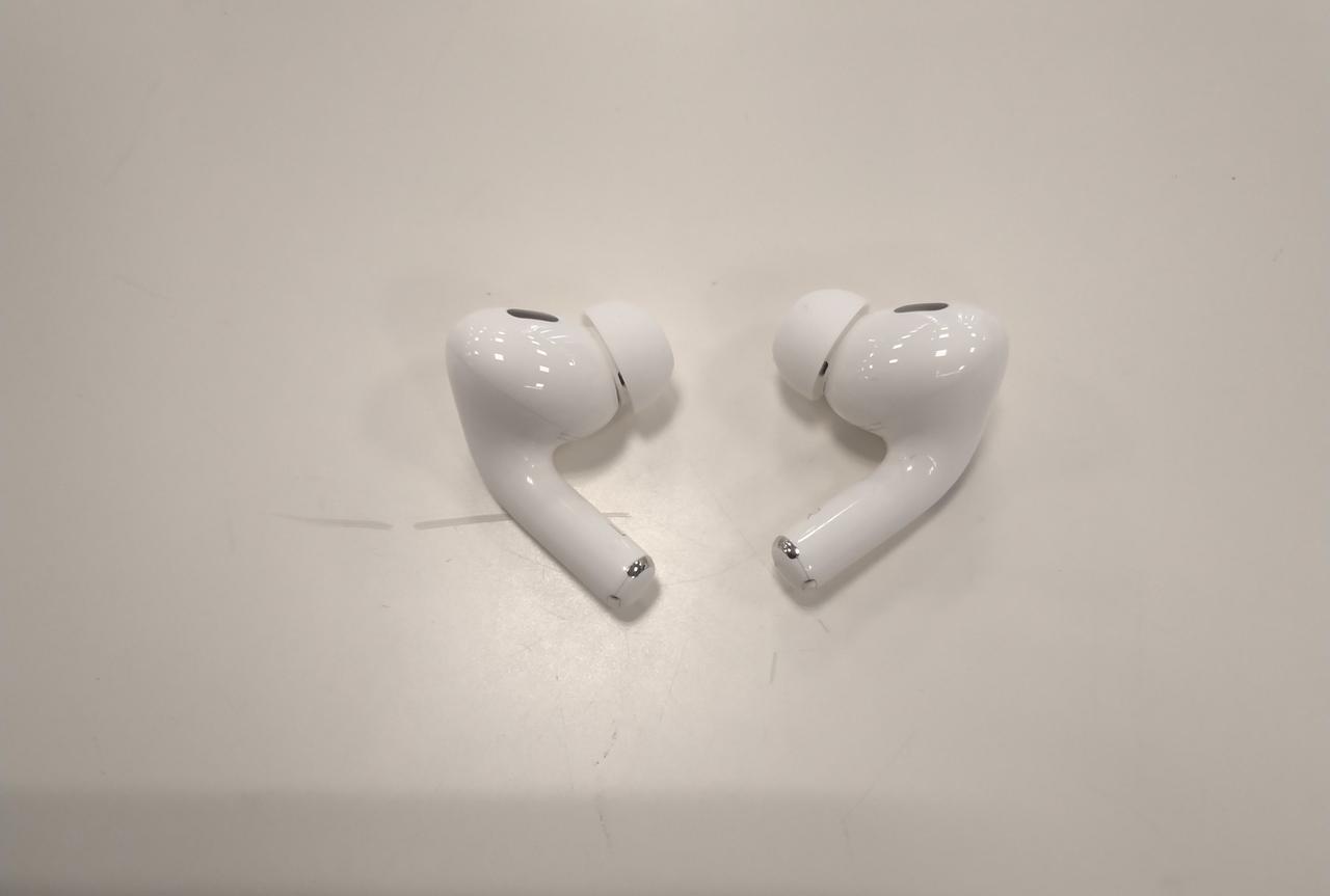 イヤーパッドには若干の汚れがあります。